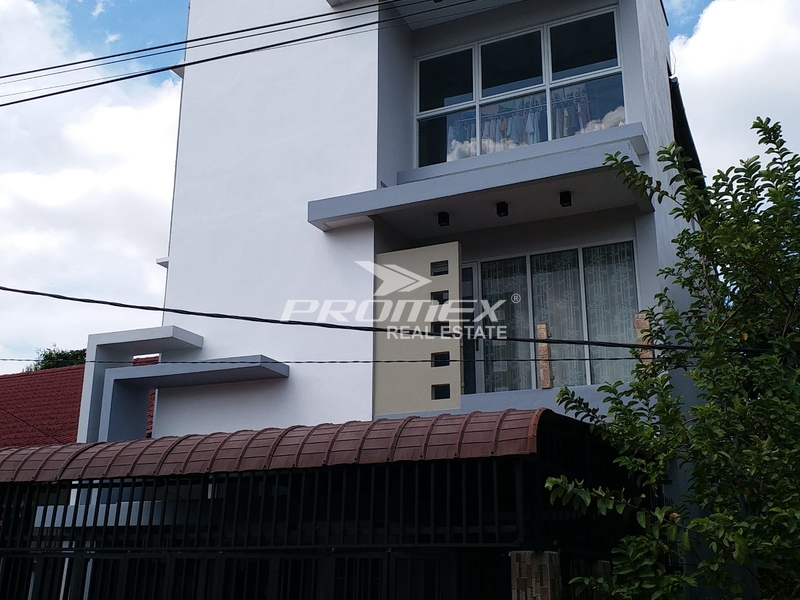 dijual-rumah-3-lantai-lengkap-kamar-bermain-anak-siap-huni