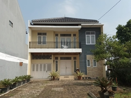 rumah-halaman-luas-ada-basement-di-jatiasih-bekasi