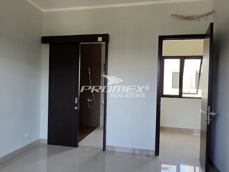 dijual-cepat-rumah-cantik-siap-huni-dikawasan-sumarecon-crown-gading