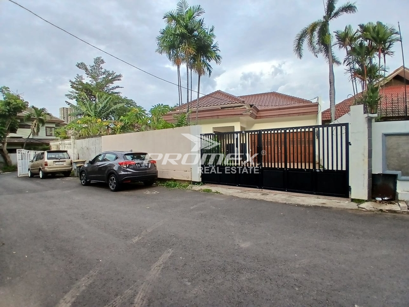 rumah-luas-disewa-ada-kolam-renang-di-kemang-jaksel