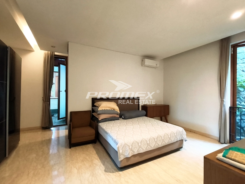 rumah-mewah-dalam-komplek-ada-privat-pool-rumah-di-patra-kuningan-dekat-bidakara