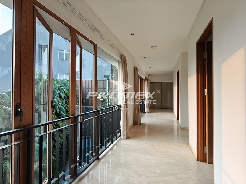 rumah-mewah-dalam-komplek-ada-privat-pool-rumah-di-patra-kuningan-dekat-bidakara
